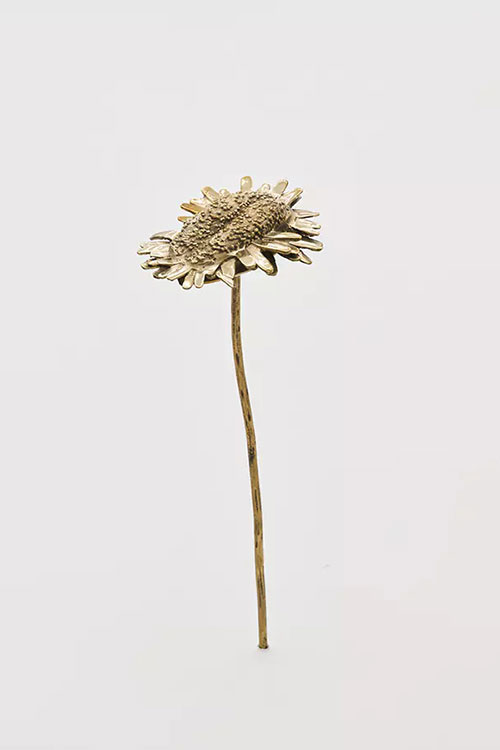 A daisy sculpture by Nona Inescu